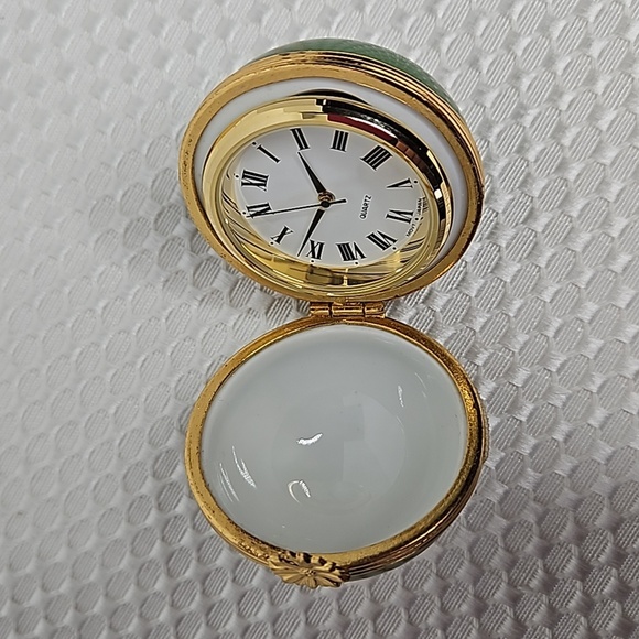 Dubarry Limoges France round Porcelain pocket watch pill box - Picture 8 of 8